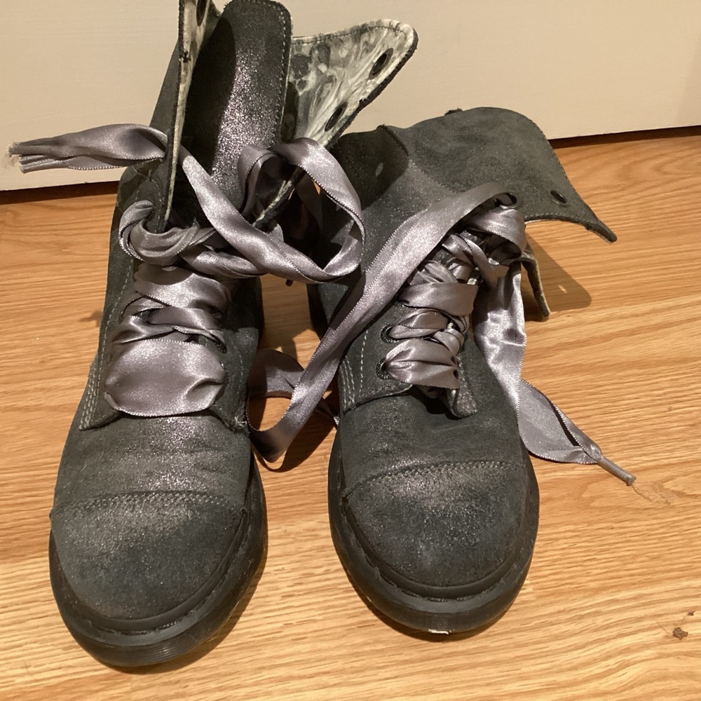 Gorgeous doc martens. Sparkle gray with gray ribbon laces.
